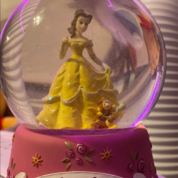 Beauty and the beast snow globe - Picture 3 of 6
